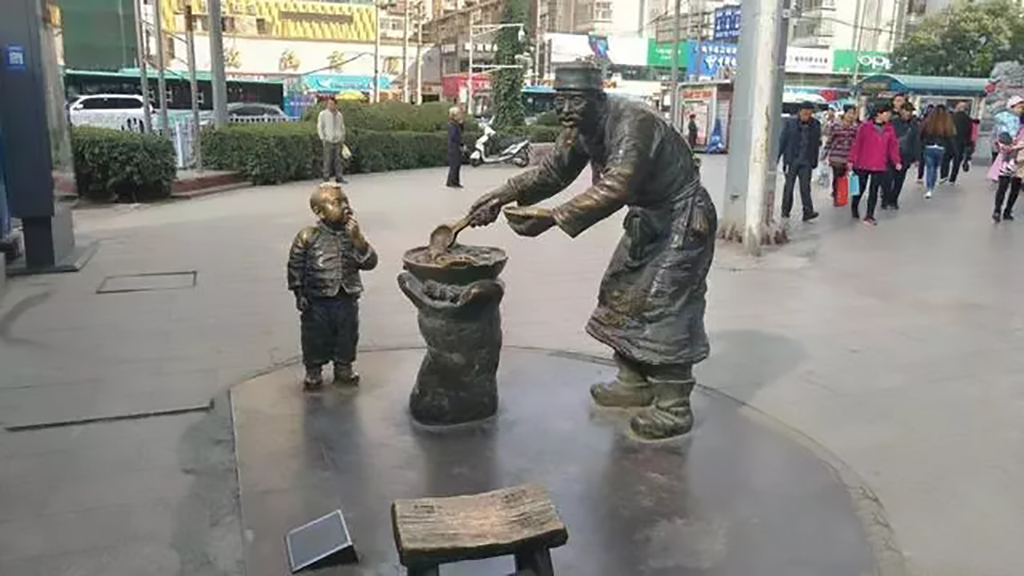 永平兰州的铸铜雕塑《热冬果》明明只有一个馋嘴小童，为何有两个小童的说法？