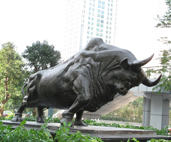 永平大型铸铜牛雕塑