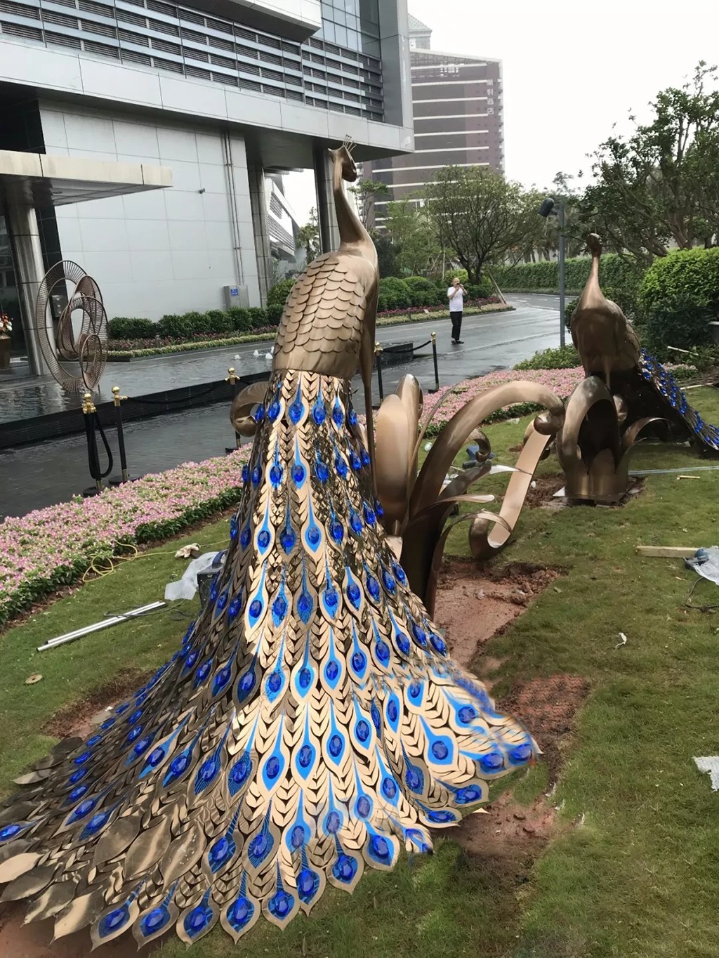 永平珠海仁恒滨海中心孔雀不锈钢雕塑 孔雀雕塑安装实景图