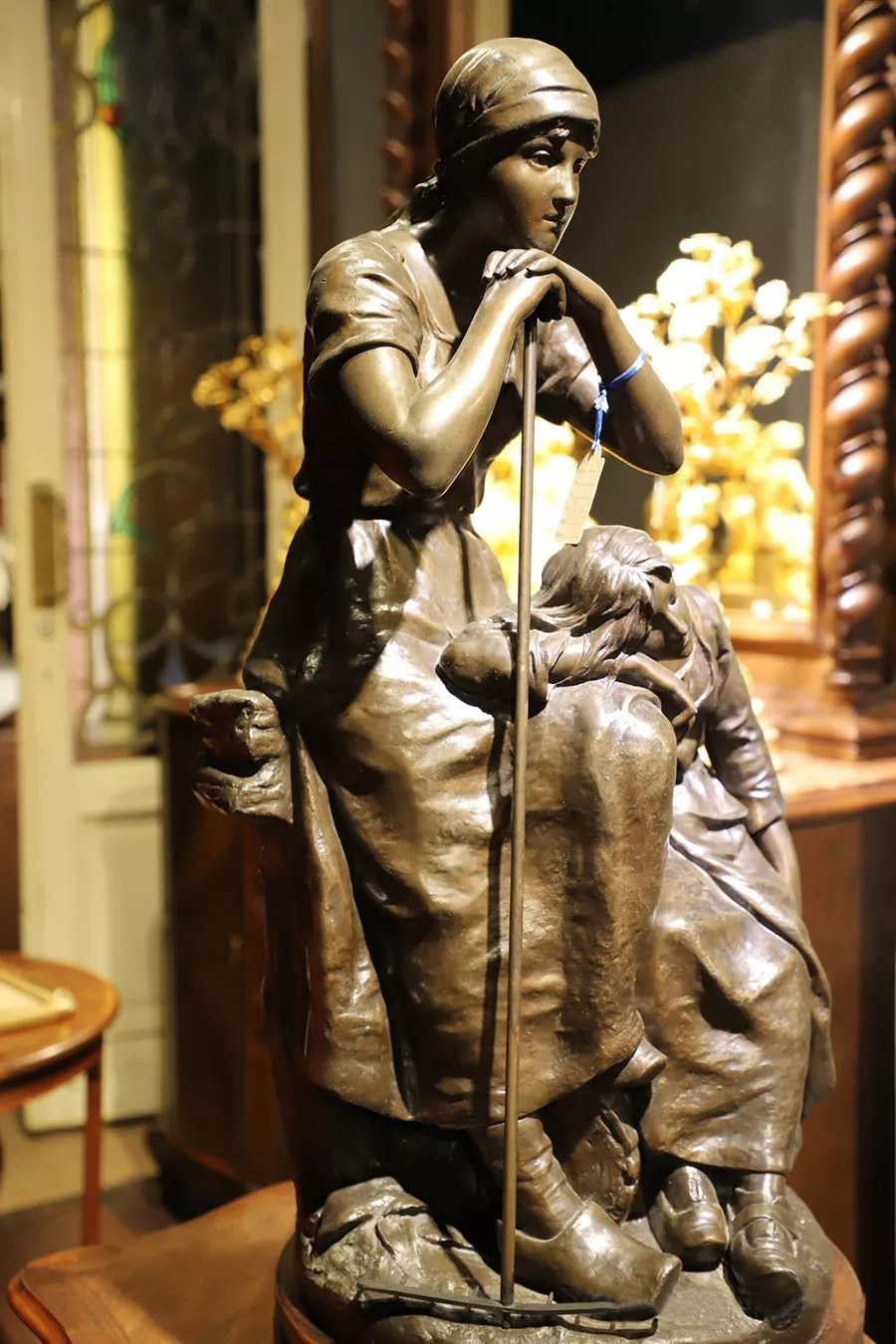 永平签名铸铜雕塑——《劳作歇息的少女》