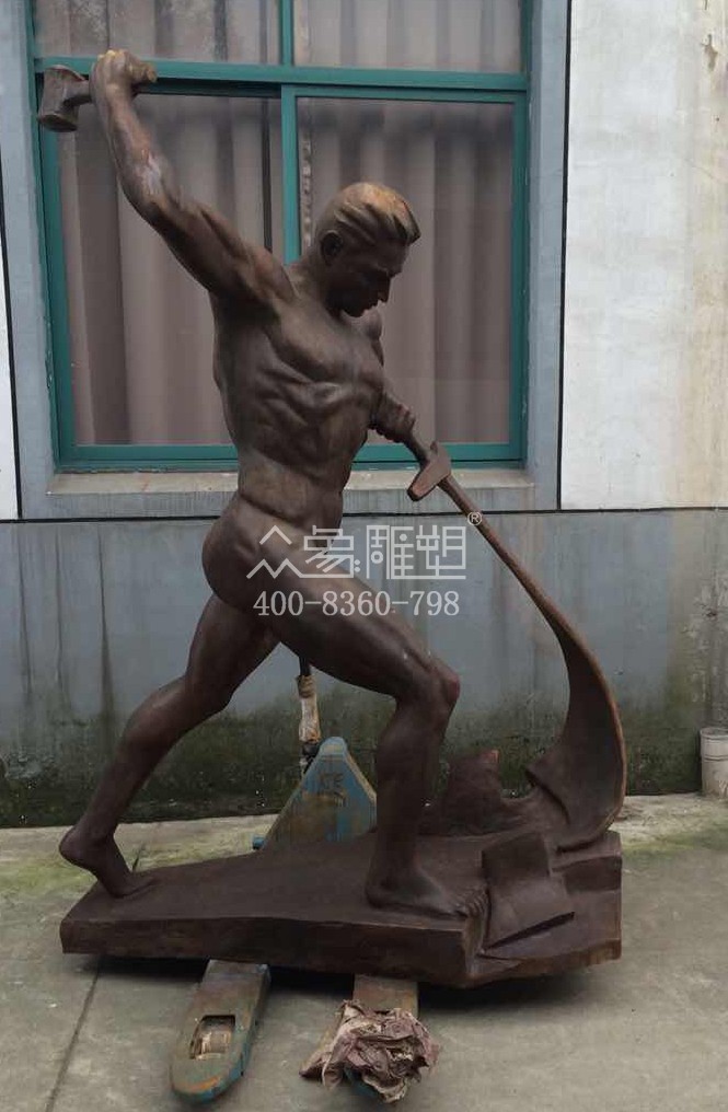 平安铸铜人物铸剑造型