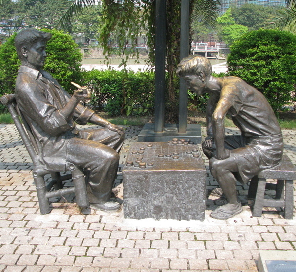 永平铸铜人物雕塑下棋的人