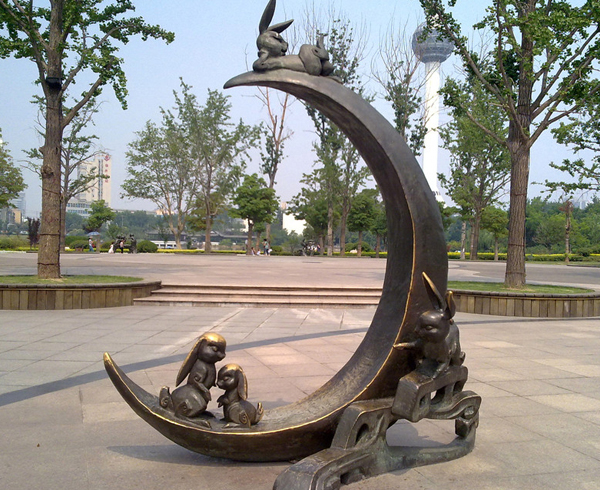 永平铸铜月亮雕塑