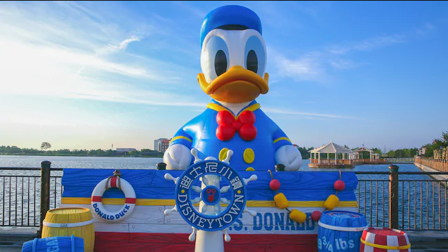 永平唐老鸭卡通雕塑