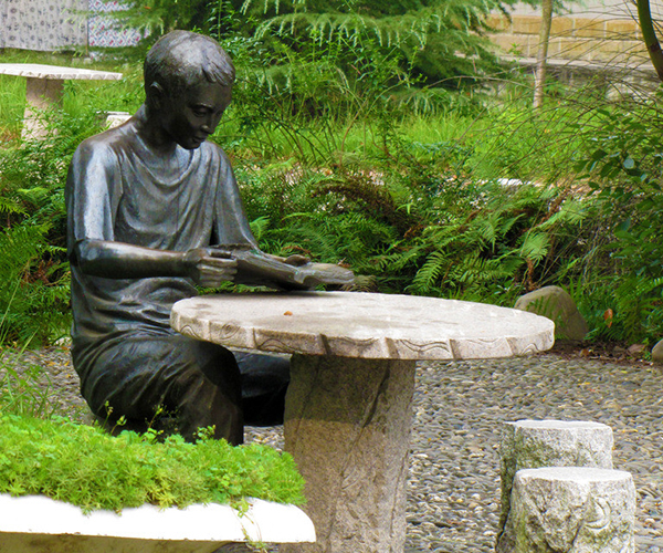 永平铜雕之读书的小孩