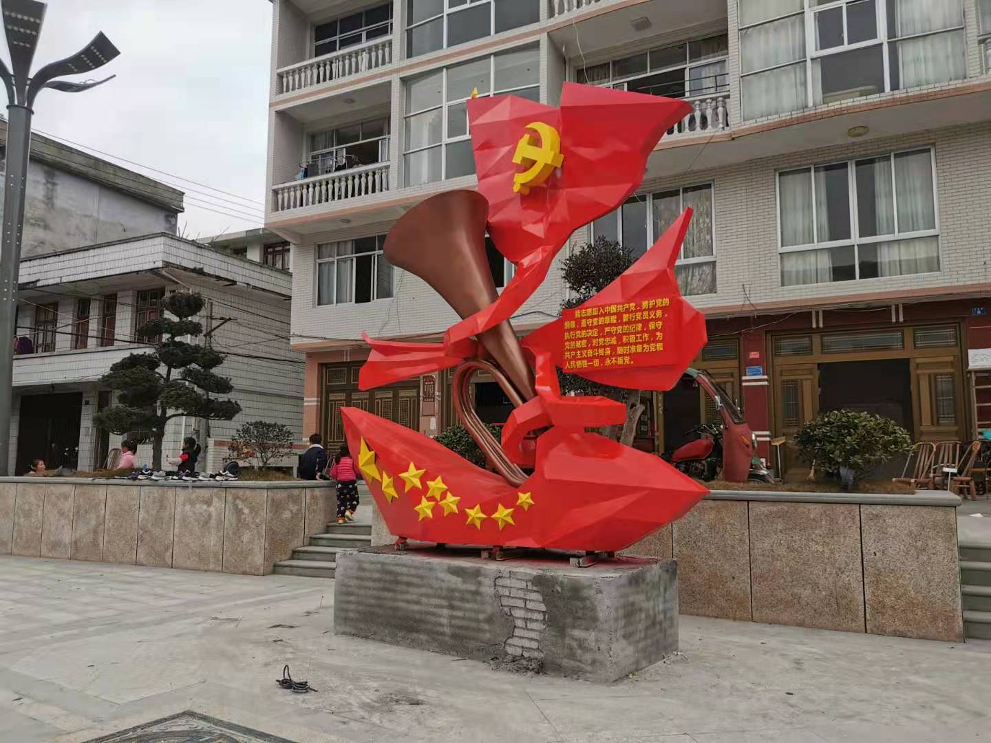 图木舒克雕塑艺术中，哪些作品最能体现情感？